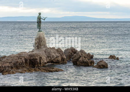 13. Mai 2019. Opatija, Kroatien. Maiden mit der Möwe Statue, offene Landschaft Stockfoto