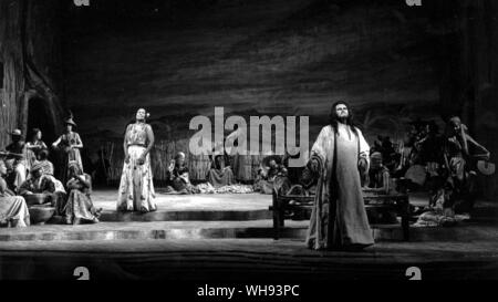 Eine Szene aus Saint-Saen's Samson et Dalila in Covent Garden im Jahr 1983, mit Jon Vickers als Samson und Shirley Verrett als Dalila.. Stockfoto