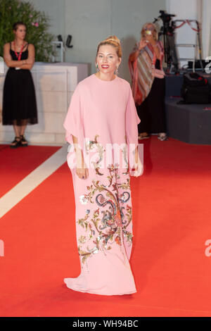 Venedig, Italien. 01 Sep, 2019. Sienna Miller nimmt an den roten Teppich für die Weltpremiere der Waschsalon während des 76. Filmfestival von Venedig Palazzo del Cinema am 01 September, 2019 in Venedig, Italien. Credit: Roberto Ricciuti/Erwachen/Alamy leben Nachrichten Stockfoto