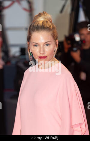 Venedig, Italien. 01 Sep, 2019. Sienna Miller nimmt an den roten Teppich für die Weltpremiere der Waschsalon während des 76. Filmfestival von Venedig Palazzo del Cinema am 01 September, 2019 in Venedig, Italien. Credit: Roberto Ricciuti/Erwachen/Alamy leben Nachrichten Stockfoto