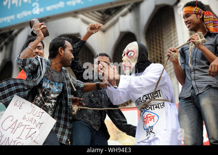 Dhaka, Bangladesch - Februar 08, 2013: Bangladesch sozialen Aktivisten an einer größten an Shahbag Kreuzung versammelt in Dhaka capit zu verlangen. Stockfoto