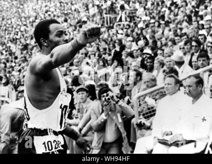 September 1972: Olympischen Spielen in München. Black Power Demonstration von Rober Taylor nach seinem Sieg im 100-m-Halbfinale.. Stockfoto