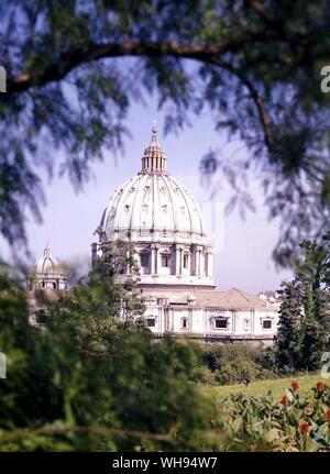 Die Kuppel von St. Peter als von den Vatikanischen Gärten gesehen Stockfoto