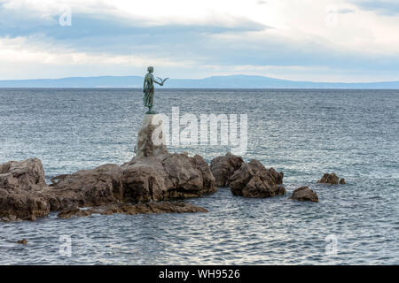 13. Mai 2019. Opatija, Kroatien. Maiden mit der Möwe Statue, offene Landschaft Stockfoto