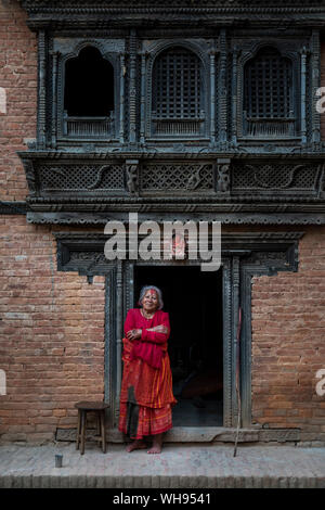 Traditionelle dekorative Newari Hand geschnitzten Fenstern und Architektur auf einem Tempel in einem historischen Dorf, Nuwacot, Nepal, Asien Stockfoto