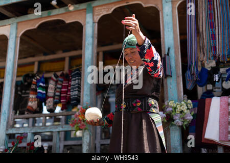 Ein Sherpa Frau von Gosainkund Spins baby Yak wolle nach der traditionellen Methode mit einer Spindel, Langtang region, Nepal, Asien Stockfoto