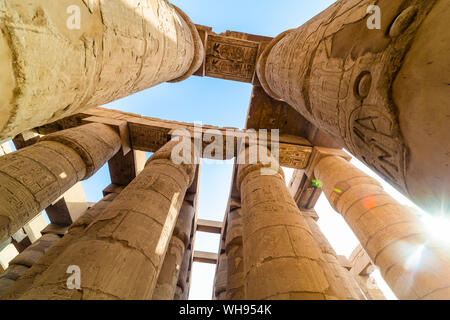 Säulen dekoriert mit Hieroglyphen in die Große hypostyle Halle in Karnak Tempel, Theben, Weltkulturerbe der UNESCO, Ägypten, Nordafrika, Afrika Stockfoto