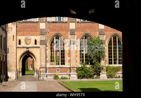 Blick durch zur Hochschule in der Stadt Cambridge, England. Stockfoto