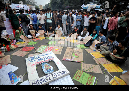 Dhaka, Bangladesch - Februar 08, 2013: Bangladesch sozialen Aktivisten an einer größten an Shahbag Kreuzung versammelt in Dhaka capit zu verlangen. Stockfoto