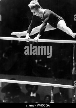 Japan, Olympischen Spielen in Tokio, 1964: Vera Cavslavska (Tschechoslowakei) bei den Frauen Gymnastik.. Stockfoto