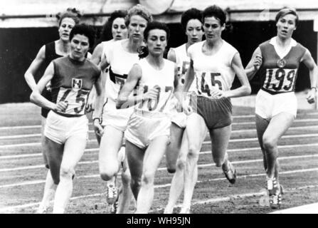 Japan, Olympischen Spielen in Tokio, 1964: Beenden der Rennen der 800m Frauen. #55 Ann Packer (3. rechts) von Großbritannien, die Goldmedaille gewonnen. Stockfoto