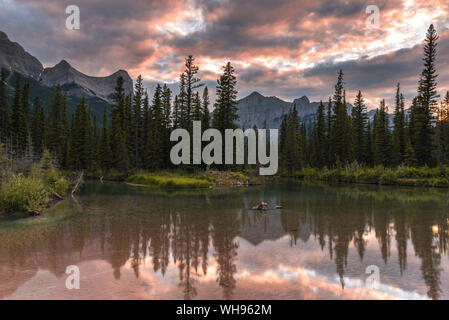 Sonnenuntergang über Ha Ling Peak und Mount Rundle an Polizist's Creek, Canmore, Alberta, Kanada, Nordamerika Stockfoto