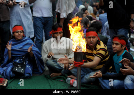 Dhaka, Bangladesch - Februar 08, 2013: Bangladesch sozialen Aktivisten an einer größten an Shahbag Kreuzung versammelt in Dhaka capit zu verlangen. Stockfoto