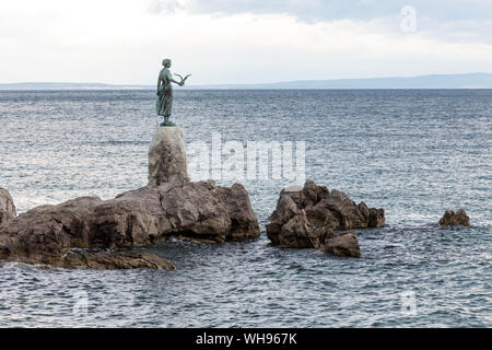 13. Mai 2019. Opatija, Kroatien. Maiden mit der Möwe Statue, offene Landschaft Stockfoto