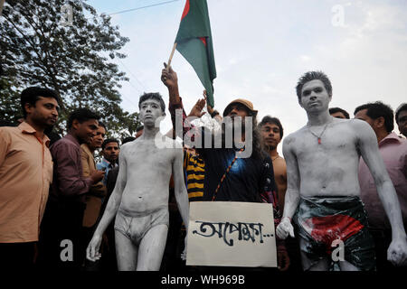 Dhaka, Bangladesch - Februar 08, 2013: Bangladesch sozialen Aktivisten an einer größten an Shahbag Kreuzung versammelt in Dhaka capit zu verlangen. Stockfoto