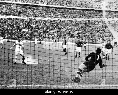 Finnland, Helsinki/Olympics, 1952: Aktion aus dem Olympischen Fußball-Finale. Ungarn 2, Jugoslawien 0. Stockfoto