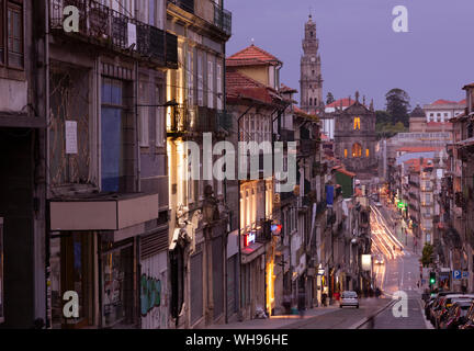 Street Scene und Igreja de Sao Pedro de Miragaia am Abend, Porto, Portugal Stockfoto