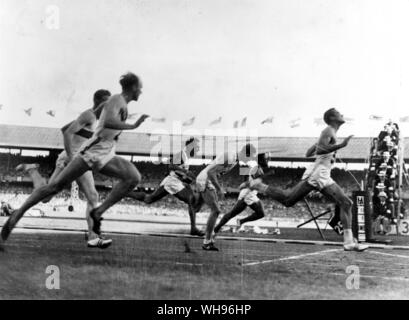 Aus., Melbourne, Olympics, 1956: 100 Meter Finale. Robert Morrow (USA, #55), gewinnt das Finale in 10,5 Sekunden. Zweite war Walter Baker (USA, #54) und dritten, Hector Hogan (Australien, #2). Vierte war Ira Murchison (USA, #56), fünfte wurde Manfred Germar (Deutschland, #14) und 6. war Michael Arostini (Trinidad, Nr. 50). Stockfoto