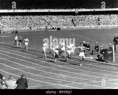 Aus., Melbourne, Olympics, 1956: Ron Delaney von Irland gewinnt den 1500 Meter Finale.. Stockfoto