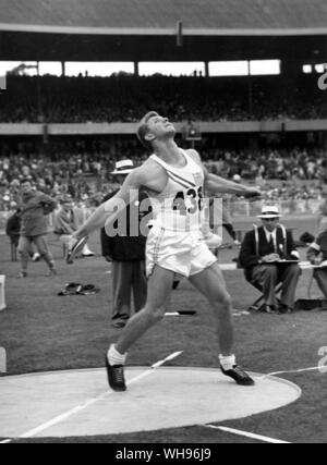 Aus., Melbourne, Olympics, 1956: Alfred Oerter (USA) Schlingen der Diskus 56.36 Meter einen neuen olympischen Rekord und eine Goldmedaille im Finale gewinnen. Stockfoto