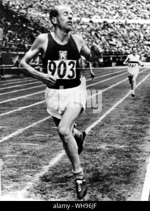 Finnland, Helsinki/Olympics, 1952: Emil Zatopek der Tschechoslowakei, Gewinner von vier Goldmedaillen gewinnt die 5000 Meter. Stockfoto