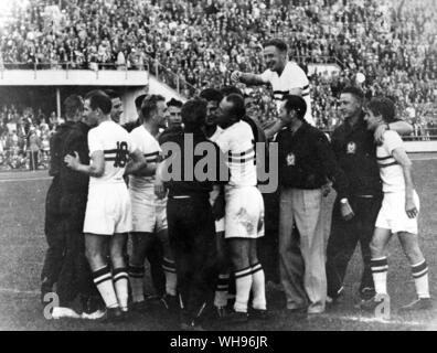 Finnland, Helsinki/Olympics, 1952: Die Olympischen Fußball-Finale. Ungarn beat Yugolsavia 2-0 und feiern ihren Gewinn. Stockfoto