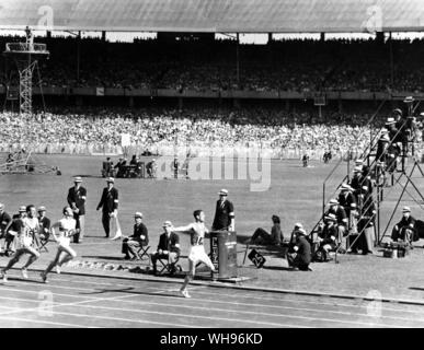 Aus., Melbourne, Olympics, 1956: Ron Delaney gewinnt das 1500m-Finale. . Stockfoto