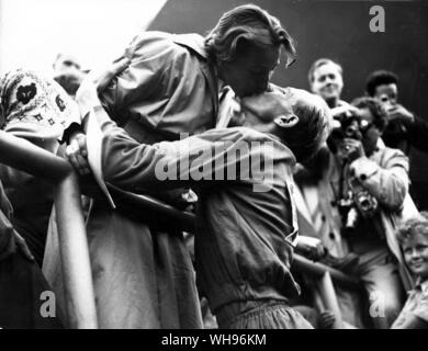 Finnland, Helsinki/Olympics, 1952: Emil Zatopek der Tschechoslowakei küsst seine Frau Dana Zatopkova, nachdem er den Marathon. Stockfoto