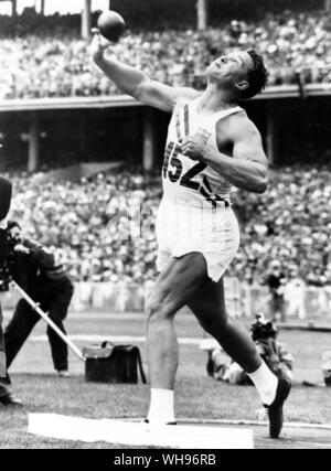 Aus., Melbourne, Olympics, 1956: Parry O'Brien (USA), die in Aktion während der Endrunde der Kugelstoßen Ereignis, das er gewonnen. Stockfoto