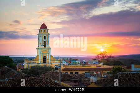 Blick auf den Glockenturm und Trinidad bei Sonnenuntergang, UNESCO-Weltkulturerbe, Sancti Spiritus, Kuba, Karibik, Karibik, Zentral- und Lateinamerika Stockfoto