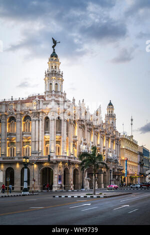 Das Gran Teatro de La Habana in der Dämmerung, UNESCO-Weltkulturerbe, Havanna, Kuba, Karibik, Karibik, Zentral- und Lateinamerika Stockfoto