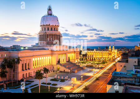 Luftaufnahme des Gran Teatro de La Habana und El Capitolio in der Dämmerung, UNESCO-Weltkulturerbe, Havanna, Kuba, Karibik, Karibik, Zentral- und Lateinamerika Stockfoto