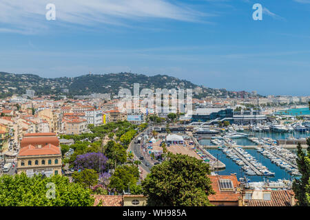 Eine Luftaufnahme über Cannes, Alpes Maritimes, Cote d'Azur, Provence, Côte d'Azur, Frankreich, Mittelmeer, Europa Stockfoto