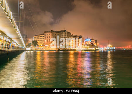 Anzeigen von Kadiköy bei Nacht, den europäischen Teil von Istanbul und die Partymeile, Istanbul, Türkei, Europa Stockfoto