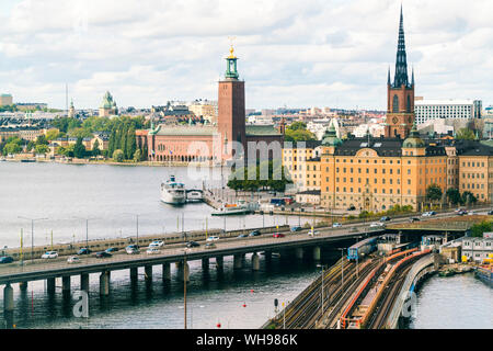 Das Rathaus und die Altstadt von Stockholm Slussen in Stockholm, Schweden, Skandinavien, Europa gesehen Stockfoto