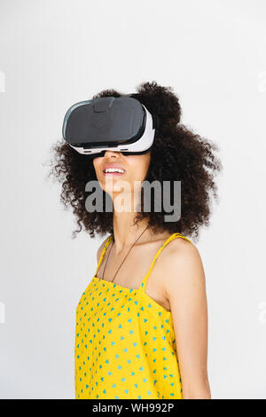 Junge Frau mit virtual-Reality-Brille Stockfoto