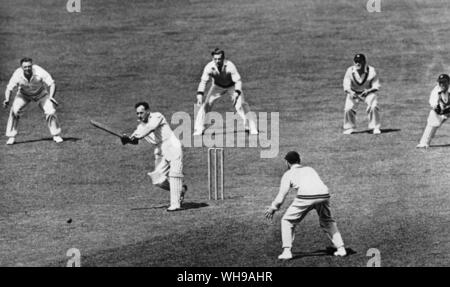 C S Dempster Antriebe Edrich für 2 Personen in der gleichen bei Herrn 1945 zwischen einem Herrn XI v Neuseeland. L B Fishlock ist auf den ersten Slip, ein E Wilson halten Wicket und E R T Holmes in kurzer Schenkel Stockfoto