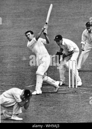 Reggie T Simpson Erfolge eine sechs im zweiten Test Spiel der Herr 1951 E A B Rowan Enten in kurzen Bein. J H B Waite (wicket) und G M Fullerton (Schlupf) Stockfoto