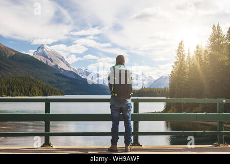 Tourist mit Rucksack genießen die Aussicht über Maligne Lake, Kanada Stockfoto