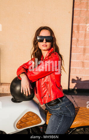 Portrait von Motorradfahrer mit Sonnenbrille und rote Lederjacke Stockfoto