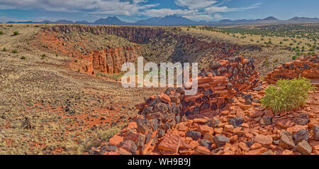 Panorama der San Francisco Peaks nördlich von Flagstaff, gesehen von der Zitadelle aus Ruinen in Wupatki National Monument, Arizona, Vereinigte Staaten von Amerika Stockfoto