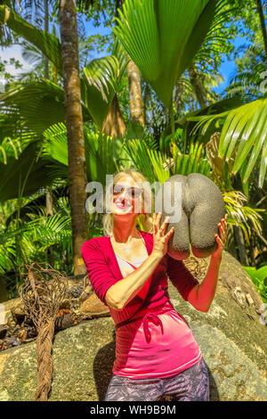 Touristische holding Coco de Mer gern Ferdinand Naturschutzgebiet, in der Nähe von Anse Marie Louise, Praslin, Seychellen, Indischer Ozean, Afrika Stockfoto