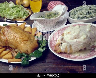 Fleischgerichte braten Entlein mit grünen Erbsen und Ente mit Zwiebel Sauce Stockfoto