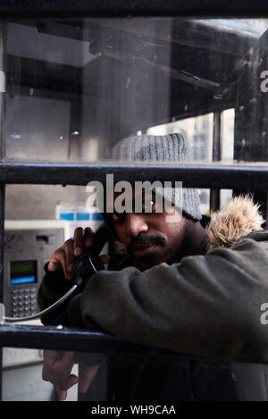 Mitte der erwachsene Mann mit einem Feld Stockfoto