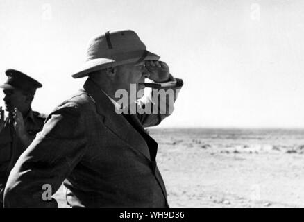 Sir Winston Churchill (1874-1965). Churchill views El Alamein, 7. August 1942. Stockfoto