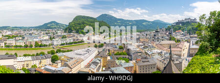 Blick auf die Salzach, die Altstadt mit Festung Hohensalzburg auf der rechten Seite und die Neue Stadt auf der linken Seite, Salzburg, Österreich, Europa Stockfoto