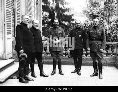 General Joseph Joffre (1852-1931), Präsident Poincare, S.M. des Königs George V, General Foch, Sir Douglas Haig, Beauquesne, August 1918. Stockfoto