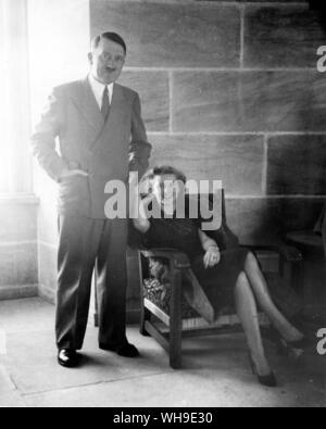 Adolf Hitler und Eva Braun. Foto gefunden von Geheimdienstmitarbeiter untersucht Braun persönliche Sachen, wenn mehrere Fotoalben entdeckt wurden. Hitler (1889-1945), NSDAP-Führer und Deutschen Diktator. Stockfoto