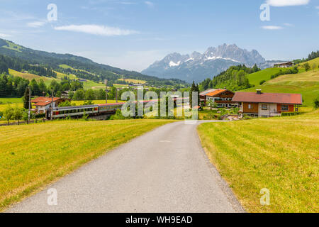 Blick auf trainline und Ellmauer Halt Berg in der Nähe von St. Johann, Österreichischen Alpen, Tirol, Österreich, Europa Stockfoto