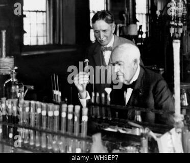 Thomas Edison (1847-1931) in seinem Labor. Stockfoto